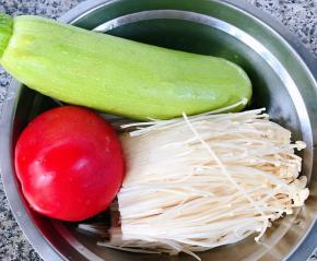 准备原材料西葫芦、金针菇、番茄
