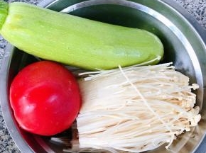 准备原材料西葫芦、金针菇、番茄