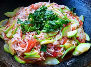 这道美味不要炒至时间过长营养易流失最后撒上香菜提鲜即可出锅享用