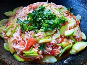 这道美味不要炒至时间过长营养易流失最后撒上香菜提鲜即可出锅享用