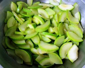 焯好水的西葫芦立即放入冷水中过凉沥干水份