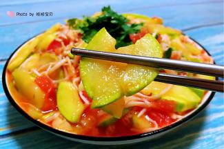 西葫芦入口清新爽口混搭着番茄酸酸甜甜的味道一级棒