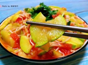 西葫芦入口清新爽口混搭着番茄酸酸甜甜的味道一级棒