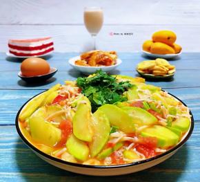 番茄炒西葫芦金针菇这道美味营养非常丰富经常食用对身体有益健康