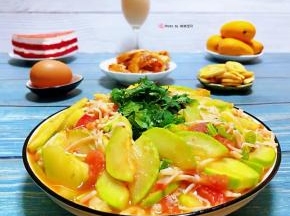 番茄炒西葫芦金针菇这道美味营养非常丰富经常食用对身体有益健康