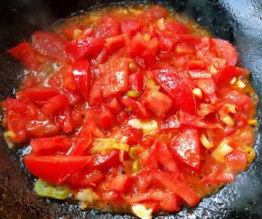放入番茄炒出嫩嫩的汤汁