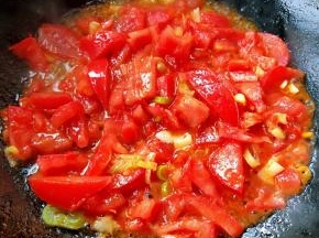 放入番茄炒出嫩嫩的汤汁
