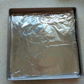 烤盘铺好油纸（家里没有油纸，用锡纸代替）