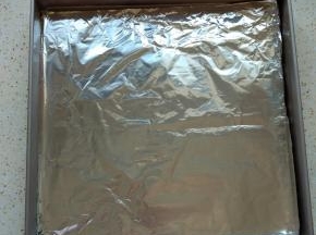 烤盘铺好油纸（家里没有油纸，用锡纸代替）