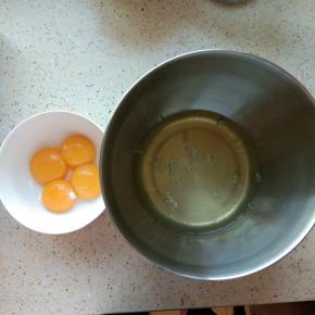 蛋清蛋黄分离，蛋清要放在无水无油的盆中