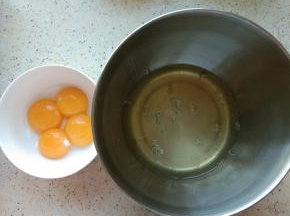 蛋清蛋黄分离，蛋清要放在无水无油的盆中