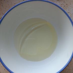 水和玉米油混合搅拌均匀