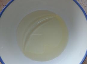 水和玉米油混合搅拌均匀