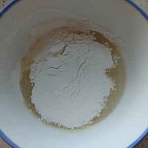 低筋粉过筛，倒入，“Z”字拌匀，不可画圈搅拌，以免出筋，影响蛋糕口感