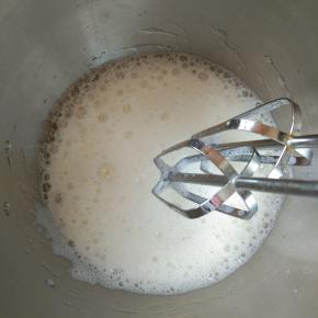 蛋清中滴入几滴柠檬汁或是白醋，柠檬汁可以去掉蛋腥味，提升蛋糕卷的口感，也有助于蛋清的打发，不建议省略
把三分之一的白砂糖加入蛋清中高速打发，打出大气泡加入三分之一的白砂糖