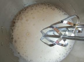 蛋清中滴入几滴柠檬汁或是白醋，柠檬汁可以去掉蛋腥味，提升蛋糕卷的口感，也有助于蛋清的打发，不建议省略
把三分之一的白砂糖加入蛋清中高速打发，打出大气泡加入三分之一的白砂糖