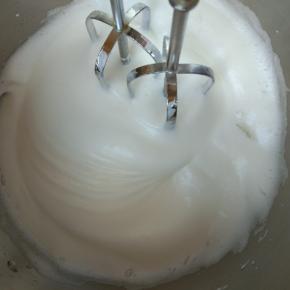 继续打发，成细腻的蛋白霜加入剩下的白砂糖