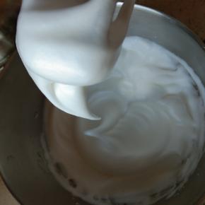 低速打发成大弯勾，这是能否做成蛋糕卷的关键