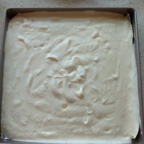 取三分之一的蛋白霜加入蛋黄糊中，翻拌均匀（一定是翻拌不能搅拌）搅拌容易消泡。
把搅拌均匀的蛋糕糊倒入剩下的蛋白霜中，翻拌均匀。
均匀的蛋糕糊倒入铺好油纸的烤盘中，用刮刀刮平。拿起烤盘，震出大气泡
烤盘放入烤箱中层180度18分钟。根据自家烤箱调整温度。