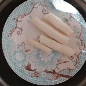 山药去皮切小段，蒸15分钟。