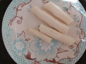 山药去皮切小段，蒸15分钟。