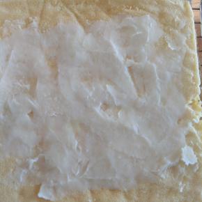 把山药泥平铺在蛋糕卷上