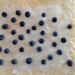 撒上适量的蓝莓（可以换成其他水果，草莓，芒果）