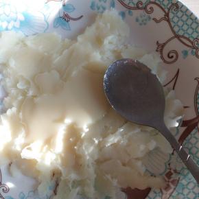 蒸好的山药泥取出，放入碗中，捣成细腻的山药泥，加入牛奶和炼乳，每个山药含水量不同，需要酌情加入牛奶。搅拌成浓稠的山药泥就可以了