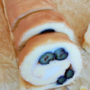 把蛋糕卷轻轻卷起，放入冰箱冷藏2小时，定型。两天内吃完。