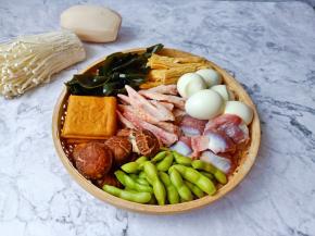 准备好喜欢吃的卤水配菜。鸡蛋蒸熟剥壳备用。