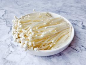 金针菇把根部去除。