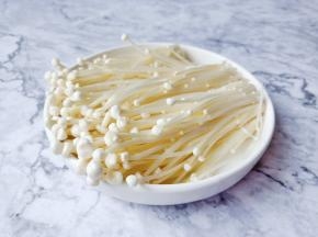 金针菇把根部去除。