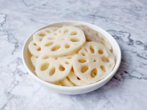 莲藕削皮切厚片。