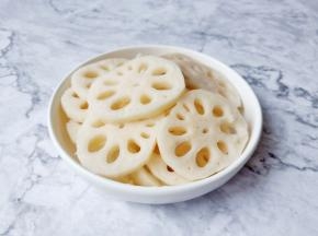 莲藕削皮切厚片。