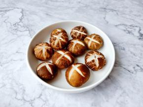 香菇清洗干净切十字花刀。