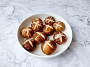 香菇清洗干净切十字花刀。