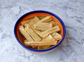 腐竹掰成小段加盐，醋适量，加温水泡发。