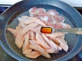 鸡翅鸡胗放入锅里加料酒2勺。