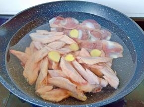 生姜片加一点去腥。