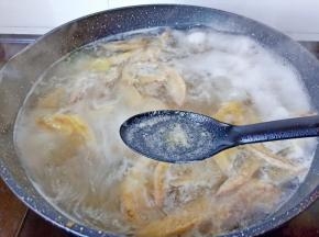 开大火焯水2分钟。撇去浮沫。