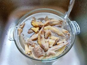 用清水冲洗干净。