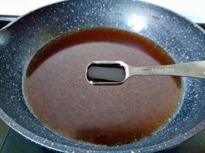 锅里放三碗水和80克卤水汁调味料，加老抽2勺。