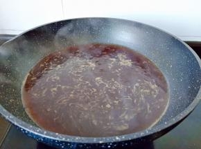 开大火煮开调味料。