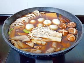 调味料大火煮开后加入鸡翅尖、鸡蛋、鸡胗、海带结、豆干、莲藕、毛豆、金针菇、香菇，一起煮开。
