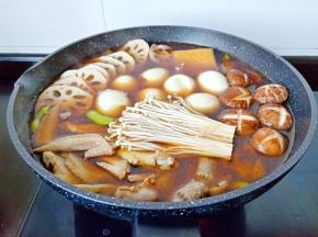 调味料大火煮开后加入鸡翅尖、鸡蛋、鸡胗、海带结、豆干、莲藕、毛豆、金针菇、香菇，一起煮开。