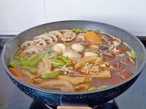 煮开后开中火炖煮30-40分钟左右，煮到20分钟时加入腐竹再煮10分钟即可出锅。