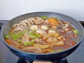 煮开后开中火炖煮30-40分钟左右，煮到20分钟时加入腐竹再煮10分钟即可出锅。