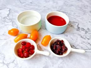 选择冷冻的美国新鲜蔓越莓、美国蔓越莓干、美国蔓越莓果汁做一个饮品。