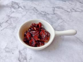 蔓越莓干的量可以根据自己的喜好来选择放。