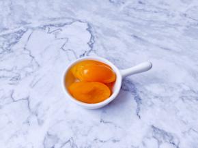 圣女果清洗好切薄片。